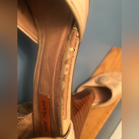 Miz Mooz low heel, nude colour, elastic straps with cute button on toe - Picture 5 of 8